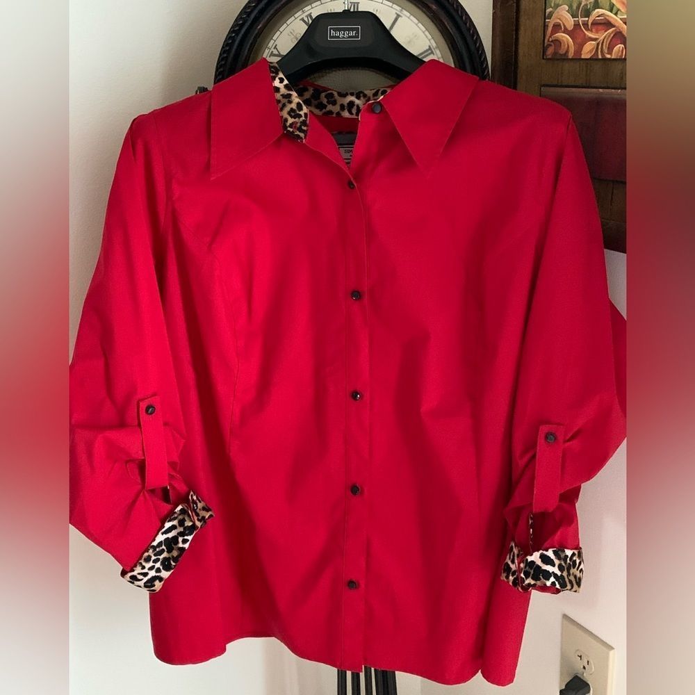 NWOT. SIMONTON SAYS by George SIMONTON Button-up top with animal print accents